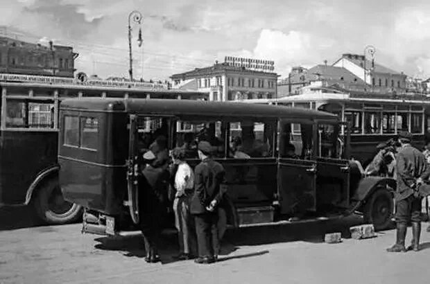 Первый автобус в Москве 1907. Первый автобус в Москве 1922. Московский автобус 1924. Первый автобус в Москве 1922 год. 1907 год первый автобус