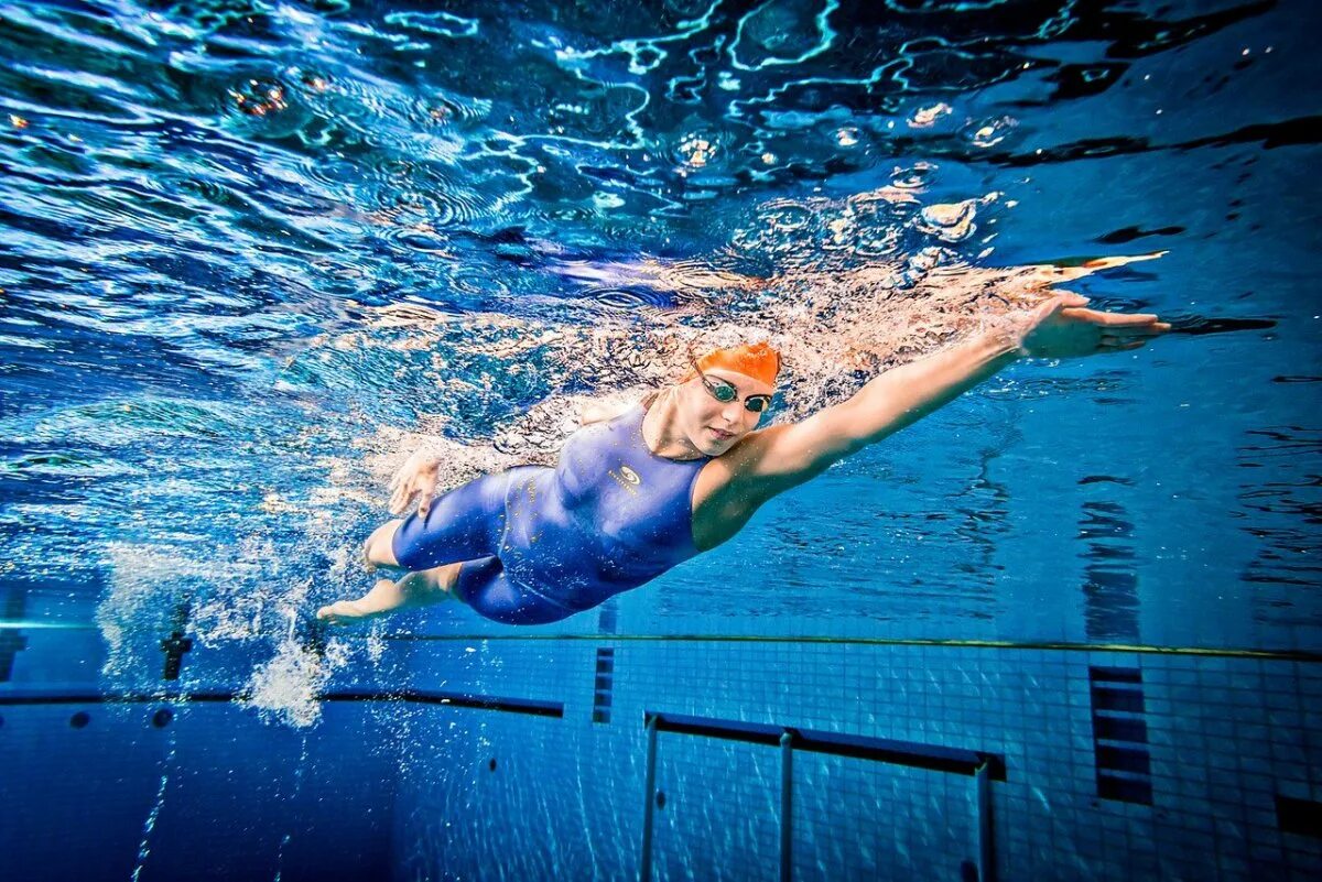 Плавать баттерфляем. Плавать баттерфляем. Swim википедия. Swim википедия. Брасс плавание фото.
