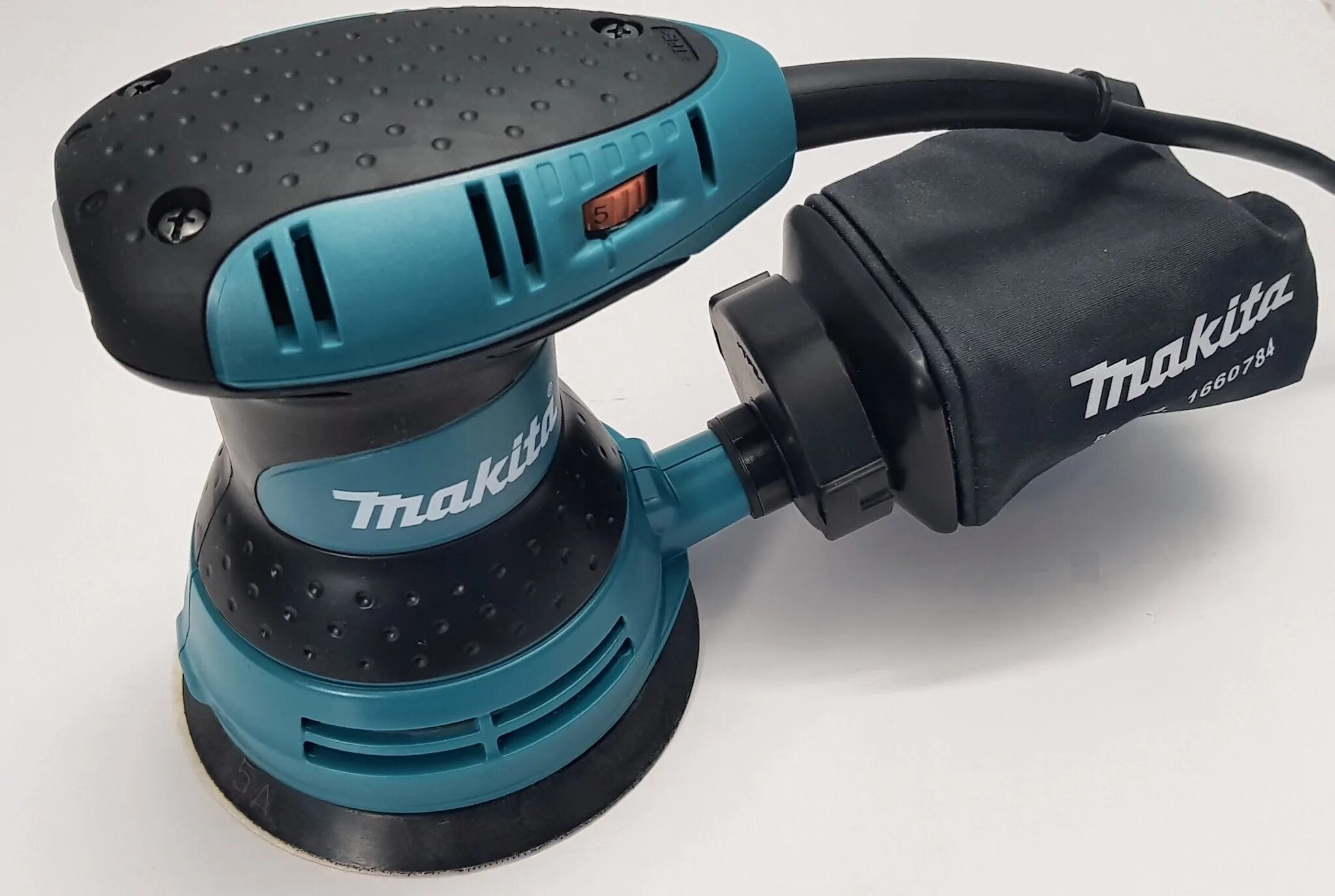 Лучшая эксцентриковая машинка. Makita bo5031. Шлифовальная машина Макита во5031. Эксцентриковая шлифмашина Makita. Орбитальная шлифмашинка Макита.