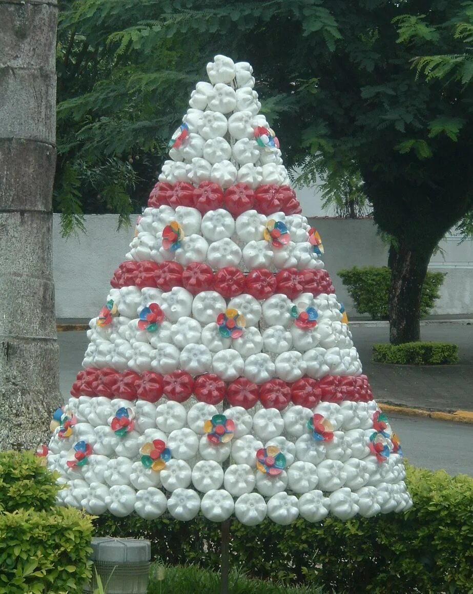 елка из пластинкой бутылки. из бутылок пластиковых для сада елка. елки подвесные спиральные. как сделать елку на улицу своими руками. новогодние украшения для улицы.