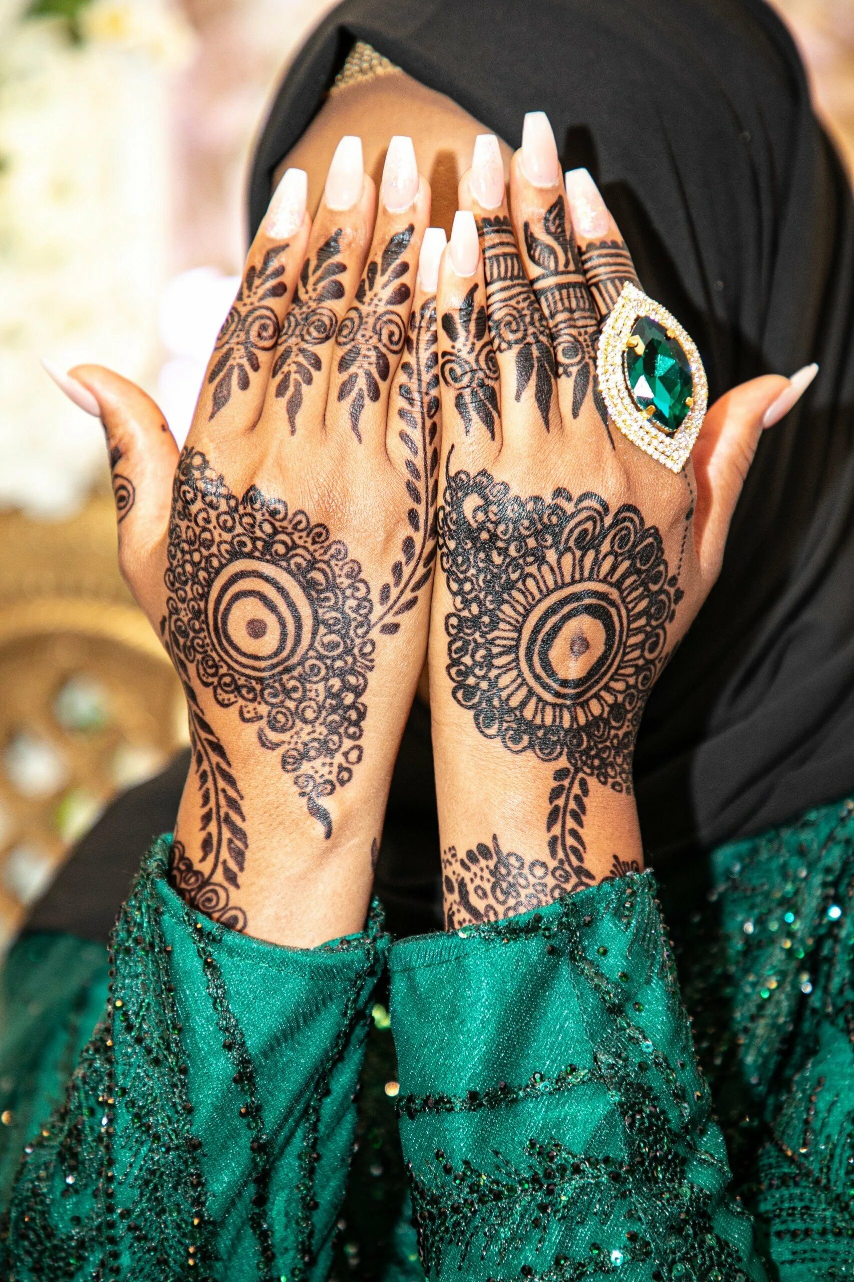 Мусульманские тату. Мусульманские Татуировки. Мусульмане с татуировками. Мусульманки с татуировками. Татуировки женские мусульманские.