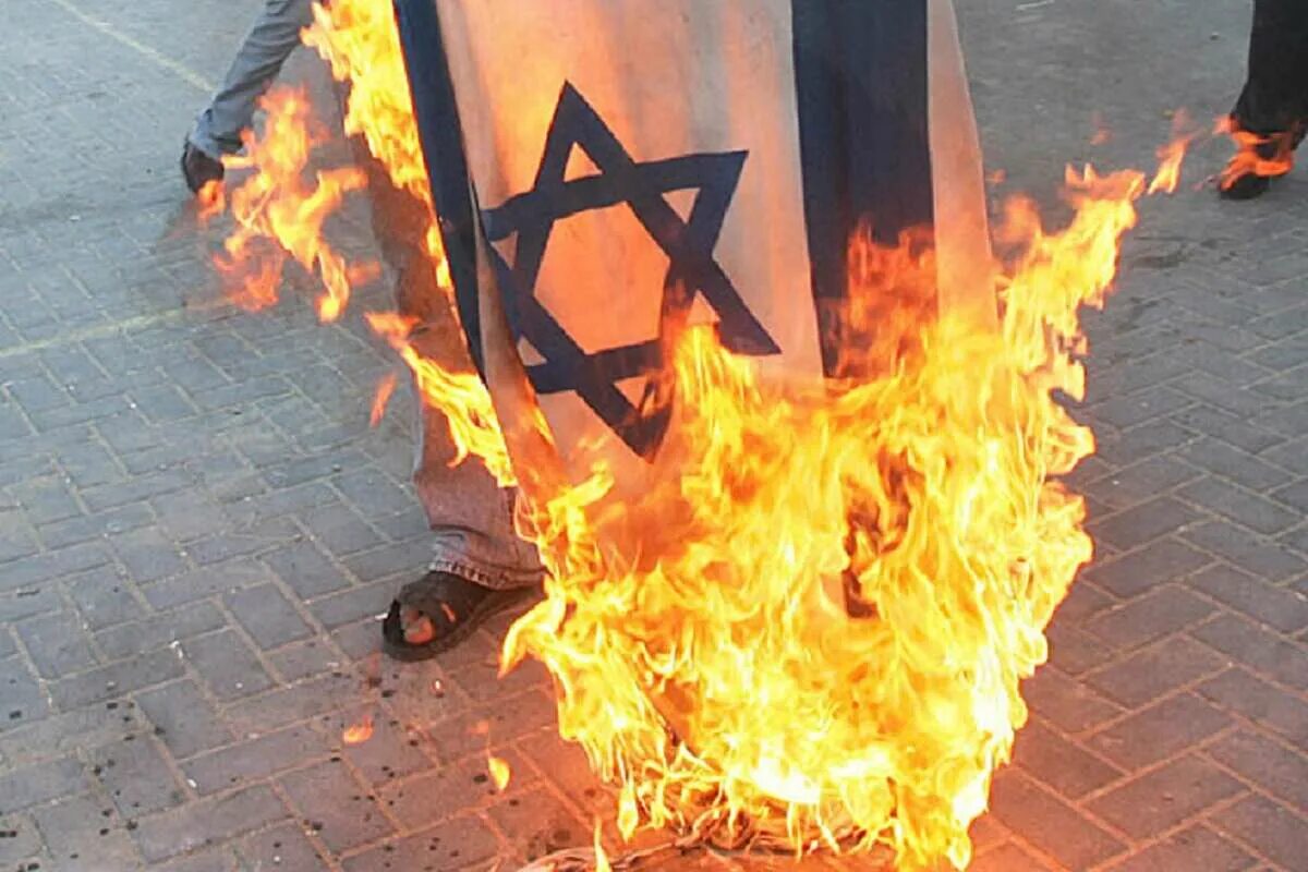 Ортодоксы сжигают флаг Израиля. Горящий еврейский флаг. Как сжигали евреев