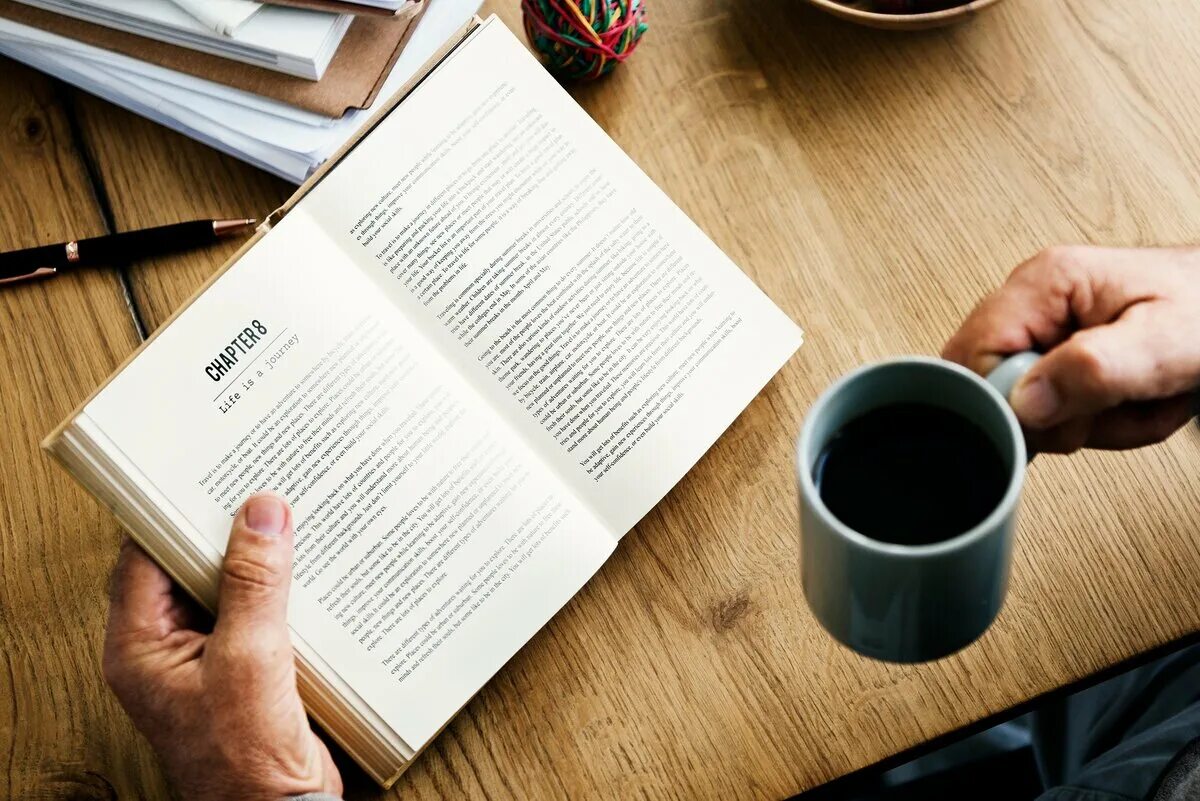 10 книг бизнеса. Бизнес книги картинки. Кофе и документы. Книга на столе бизнес. Деловые книги и кофе.