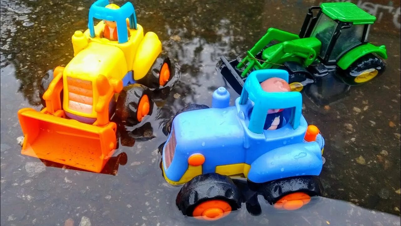 Синий трактор грязь. Игрушечные трактора по грязи. Трактор в грязи для детей. Синий трактор по грязи. Синий трактор по лужам.