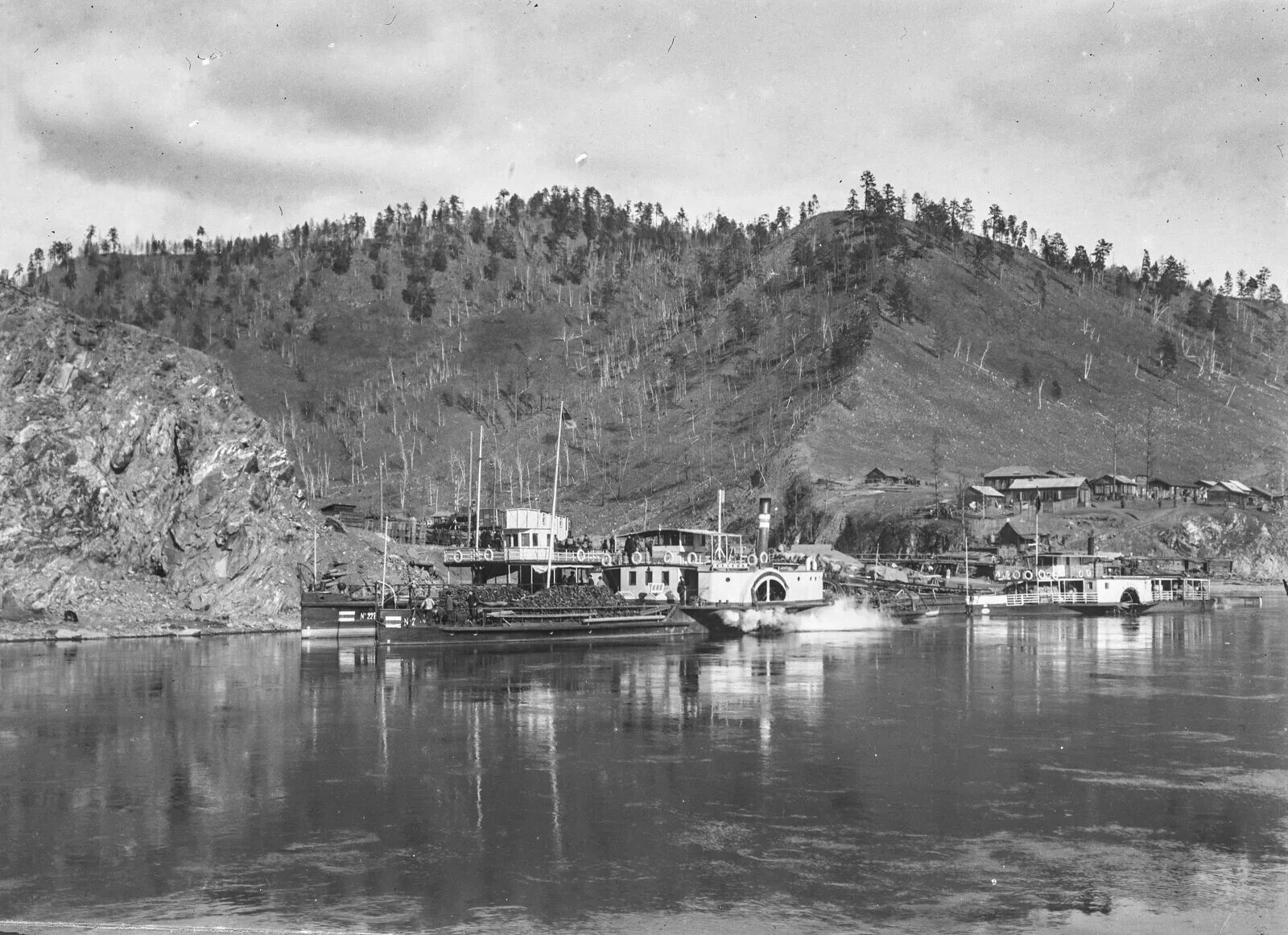 Остановка пароход. Река Амур судоходство. Пароход Хабаровск 1895. Пароход Витим. Река Амур судоходная река.