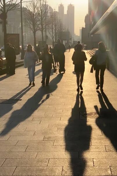 Потому что на улице солнце. Люди на солнечной улице. Солнце на улице. Торговая улица солнце. Мужчина на солнечной улице.