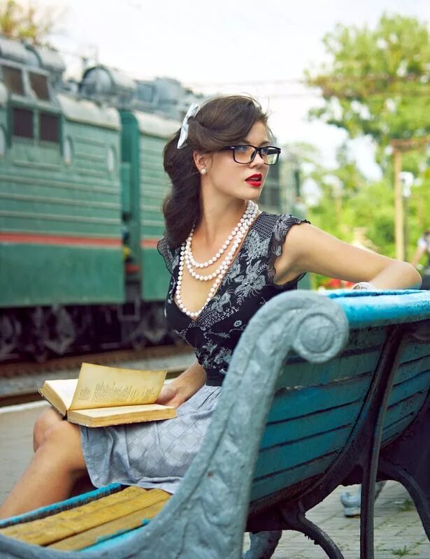 Красивые брюнетки ретро. Фотосессия в ретро стиле на вокзале. брюнетка в ретро стиле. идеи для фотосессии в стиле ретро. фотосессия в стиле ретро на улице.