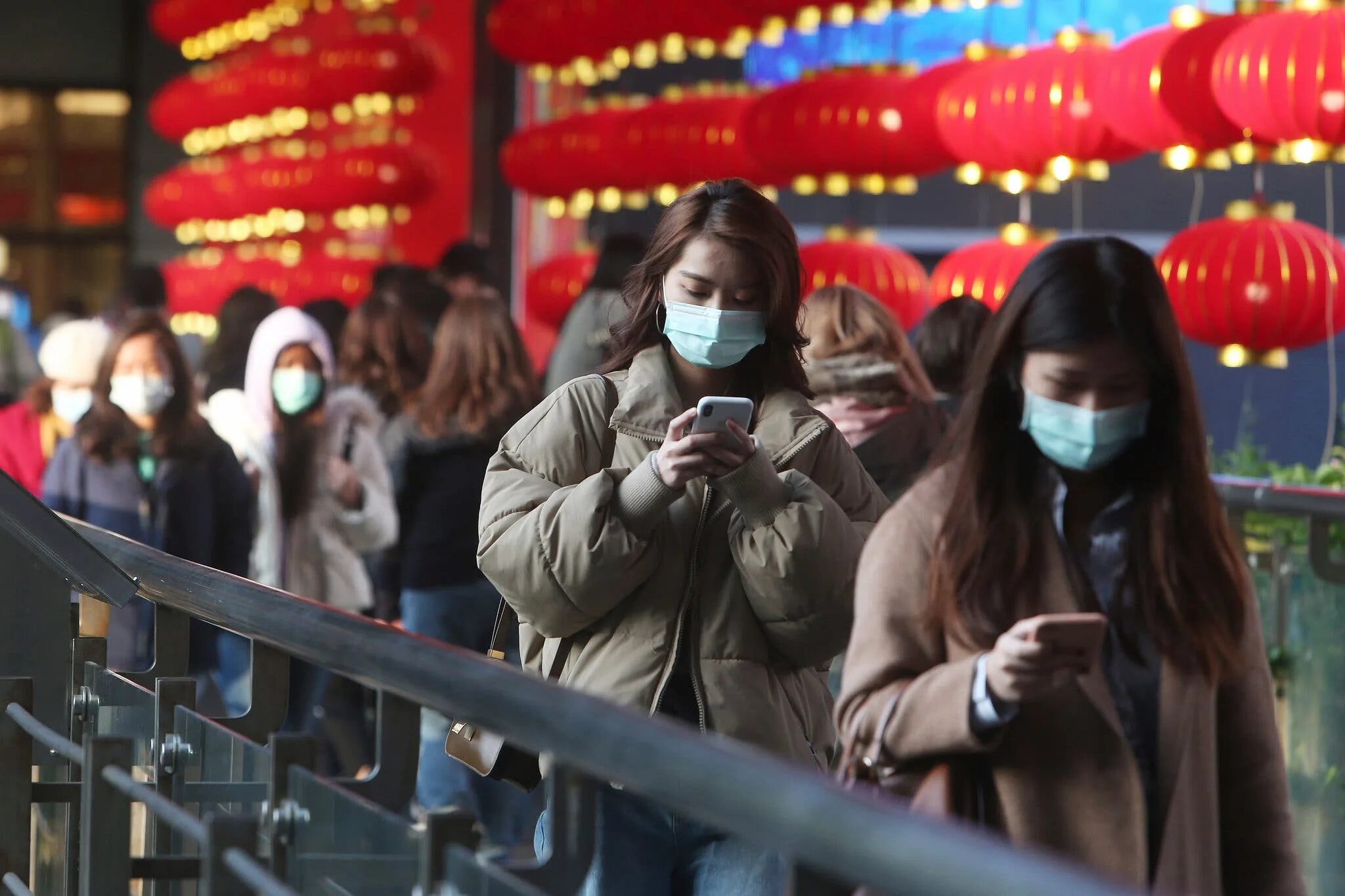 Китай попросил. Китайцы в масках. Человек в маске. Толпа людей в масках. Люди в масках в Китае.