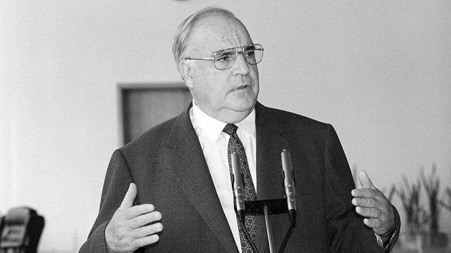 гельмут отвергнутое дитя аниме. гельмут коль с телефоном. оберлейтенант гюнтер визенз. гельмут фон паннвиц 1944. хенкель гельмут кентлер.