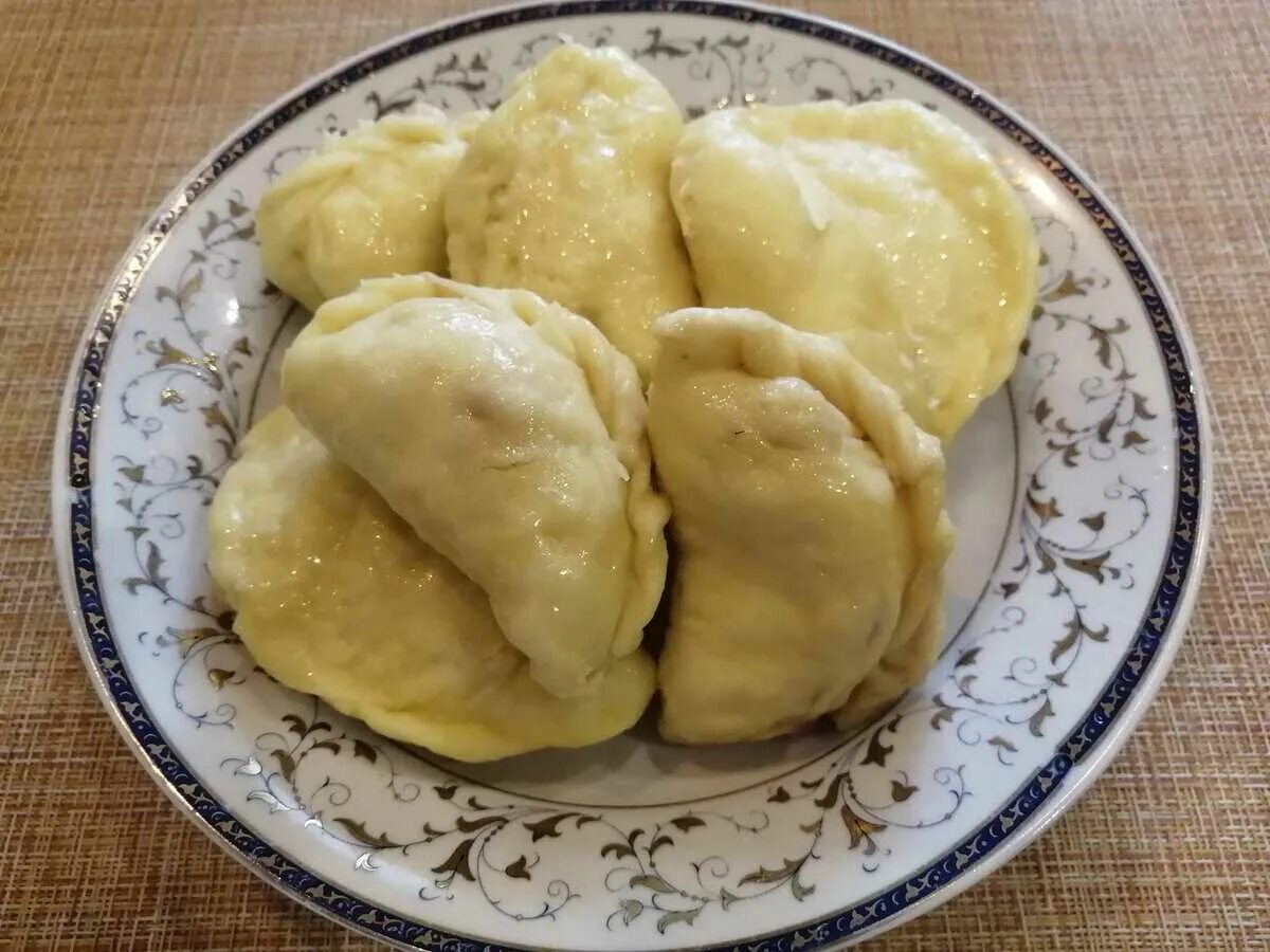Тесто без яиц для вареников с картошкой. Украинские вареники. Пышный вареник. Вареники на кефире пышные. Украинские пельмени.