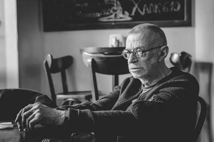 Лев Рубинштейн о поэзии на карточках и настроении момента.