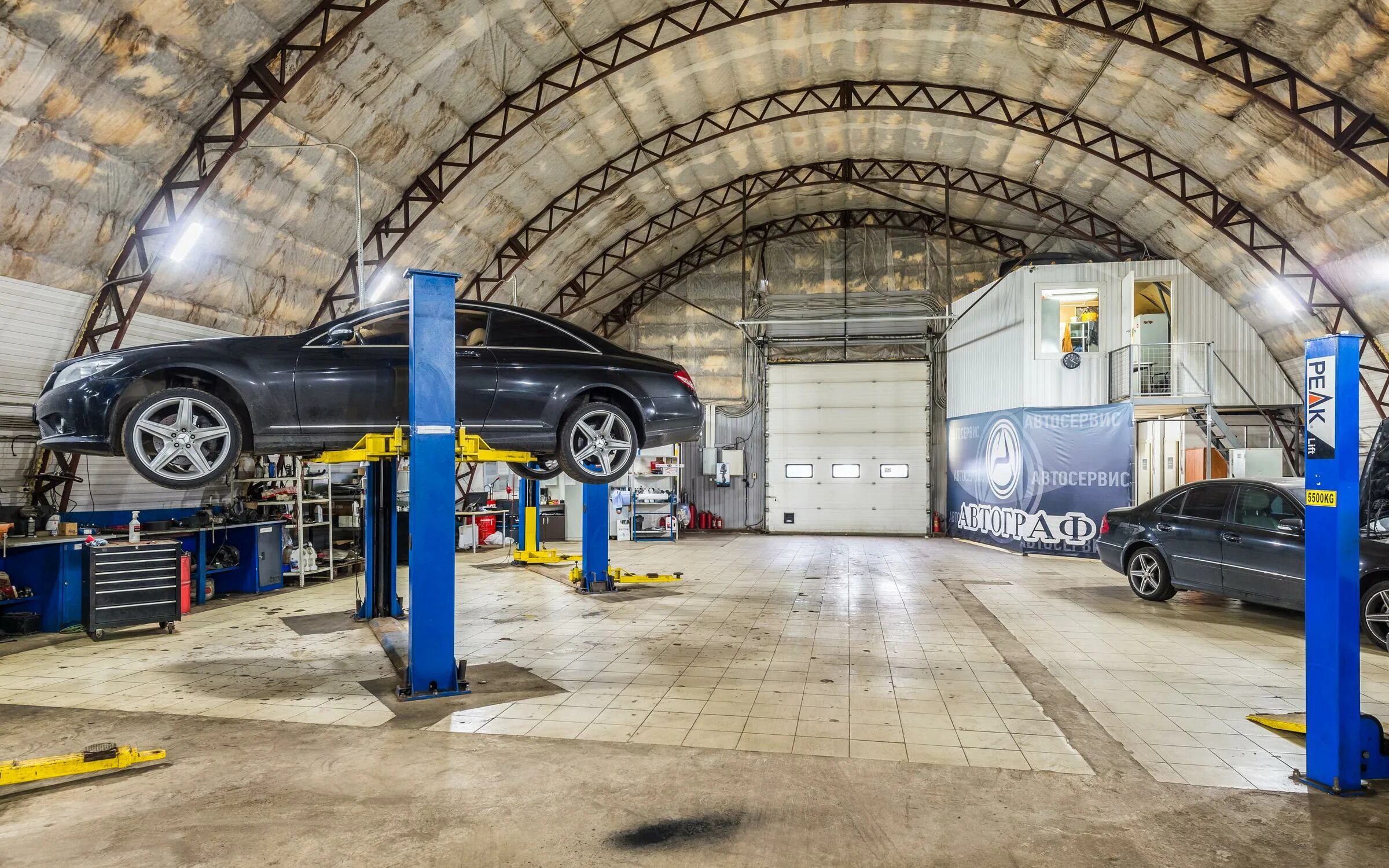 Со автосервис. Автомастерская. красивый автосервис. современный автосервис. современная станция технического обслуживания автомобилей.