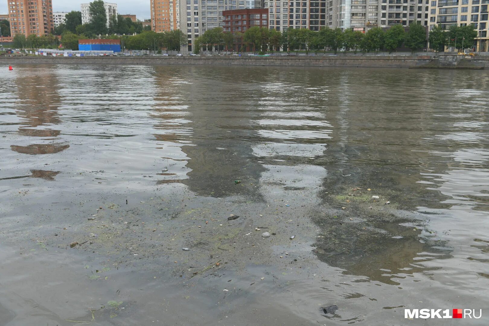 Прочитайте после реки разлива на осталась. Ливень в Москве вчера. Ливень картинки. День Москвы реки. Разлив реки после ливня.