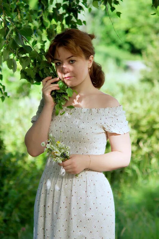 Деревенская скромница. Скромная девушка. скромная деревенская девушка. простая сельская женщина. красивые скромные девушки.
