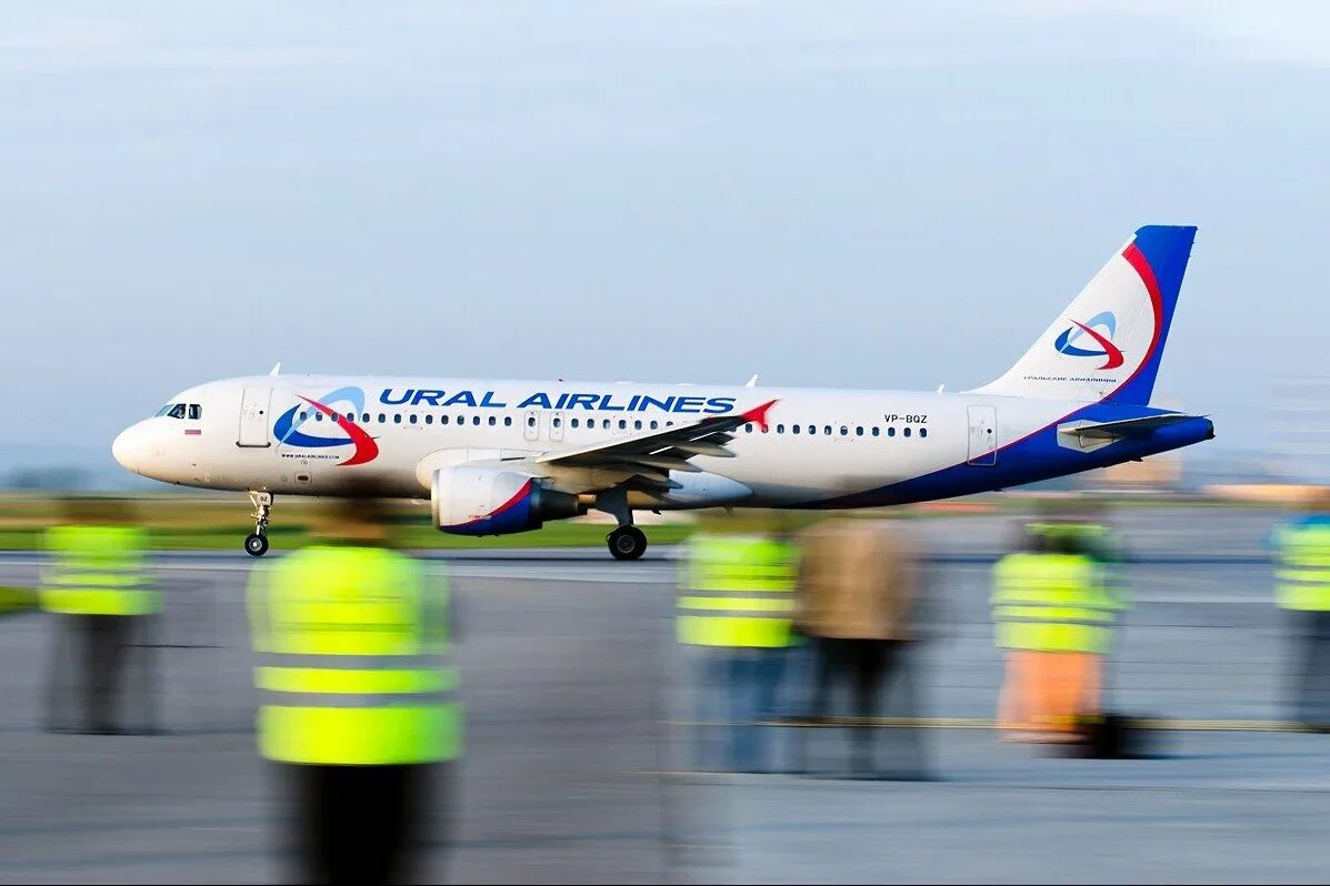 Ural airlines рейсы. Самолеты авиакомпании уральские авиалинии. a320 ural airlines кольцово. самолет авиакомпании урал эйрлайнс. vp-bqz а320.