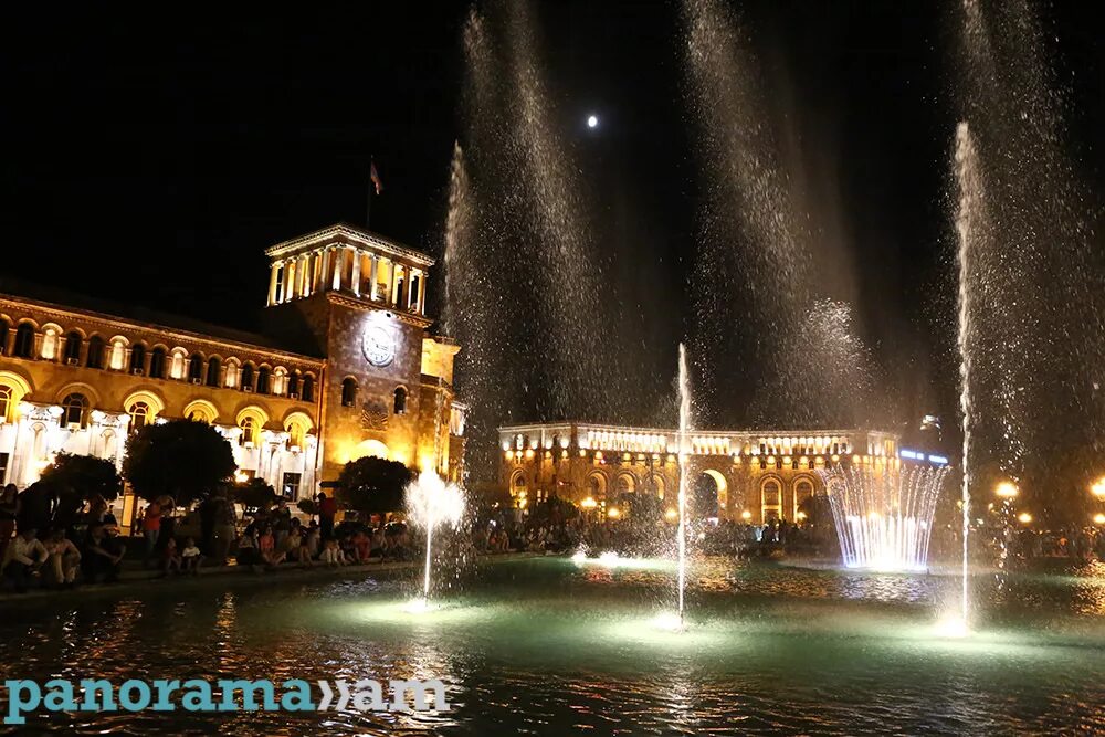 Ереван дата. Ереван фонтаны на площади. Шатарван фонтаны Ереван. На площади Республики фонтаны Ереван площадь. Фонтаны в Ереване Сизонс.
