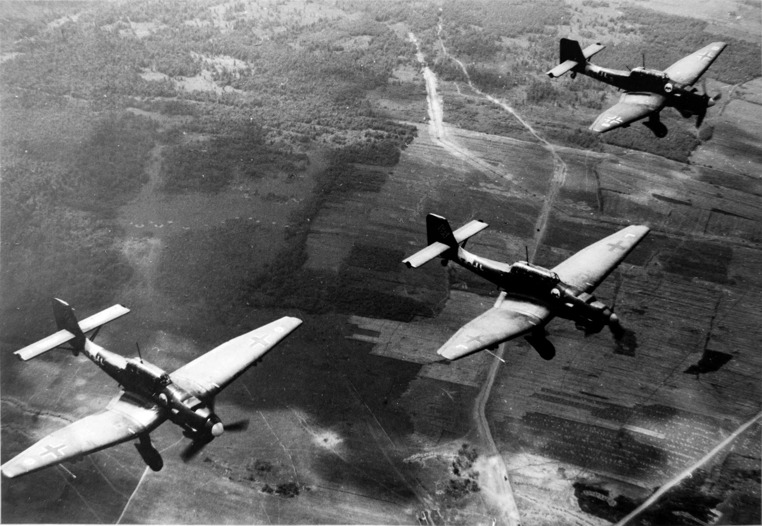 Бомбардировщик Юнкерс 1941 года. Юнкерсы 87 бомбят 1941-1942. Junkers ju 87 бомбометание. Немецкие самолеты 22 июня 1941.