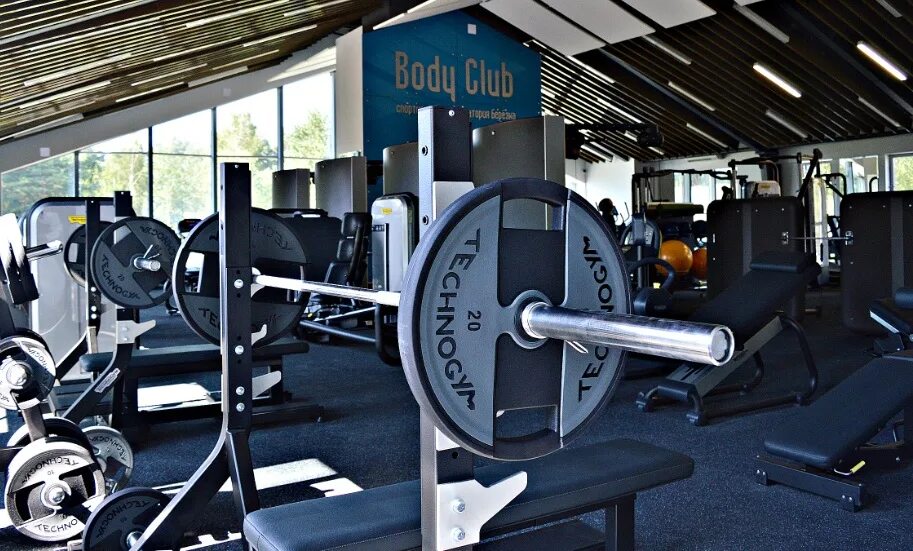 Тренажерный зал площадь. Тренажерные солигорска. Тренажерные солигорска. 80 кг на бицепс. Березка в тренажерном зале.