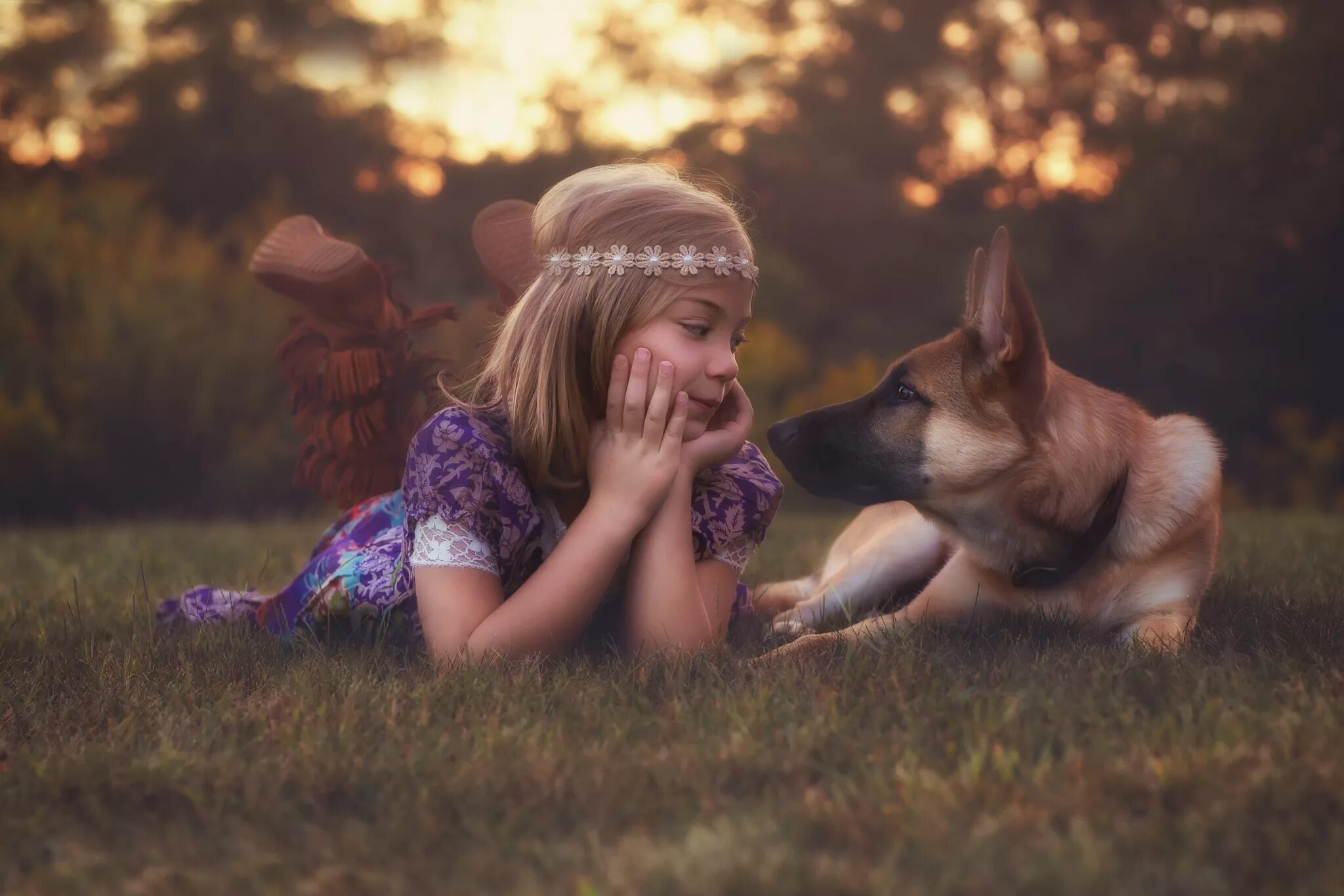 Девочка живет с собаками. Немецкая овчарка девочка. Девушка с собакой на природе. Девушка с собакой фотосессия. Фотосессия с овчаркой.