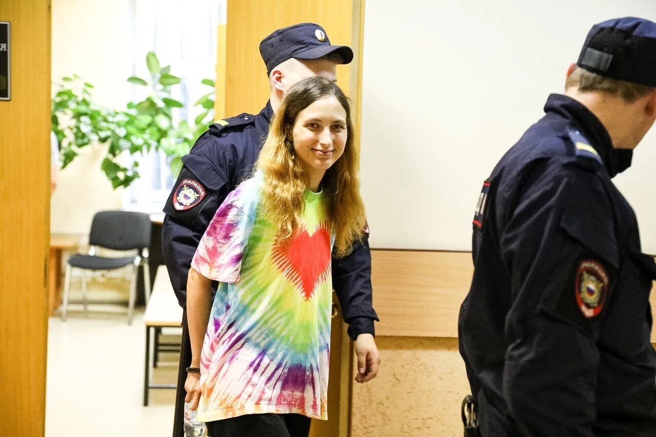 Художница саша скочиленко. Дела судебные 2022. За что осуждена скочиленко. За что осуждена скочиленко. Саша скочиленко сизо.