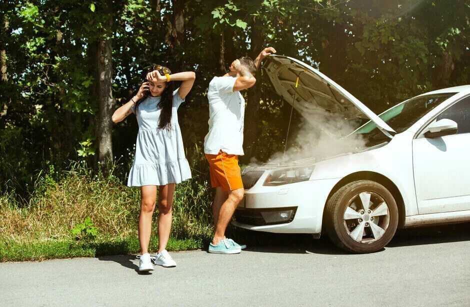 My car breaks down. Машина сломалась. Сломалась машина на дороге. Пара путешествует сломалась машина. Пара с разбитой машиной фотосессия.