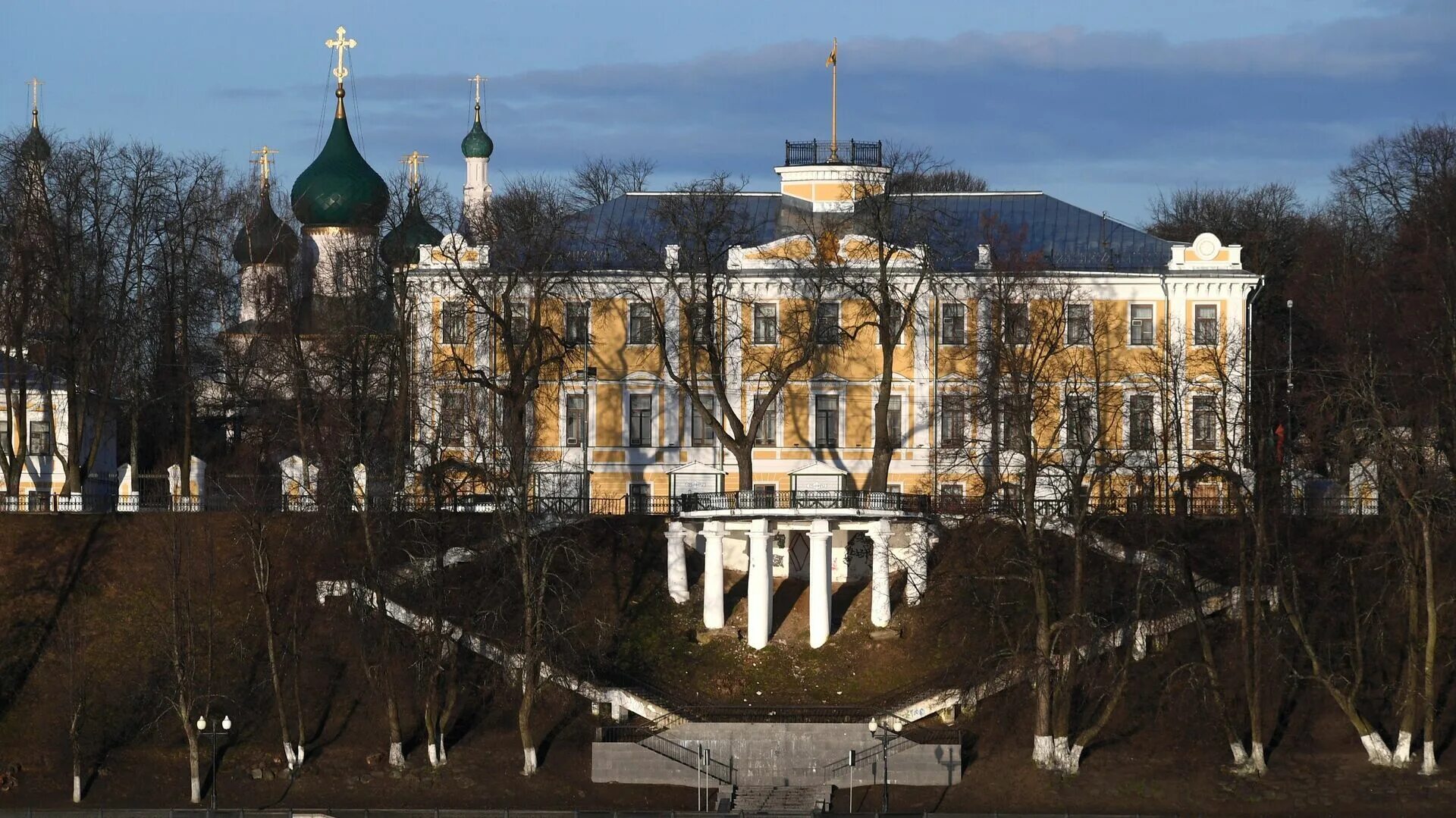 Губернаторский дом Ярославль. Губернаторский сад Ярославль. Дом губернатора Ярославль. Дом губернатора на набережной в Ярославле сейчас.