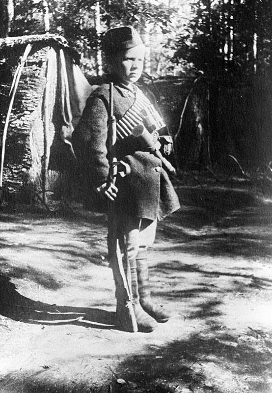 война 1941-1945 дети партизаны. владимир тарновский. белорусские партизаны дети бельские. маленький партизан. маленький партизан.