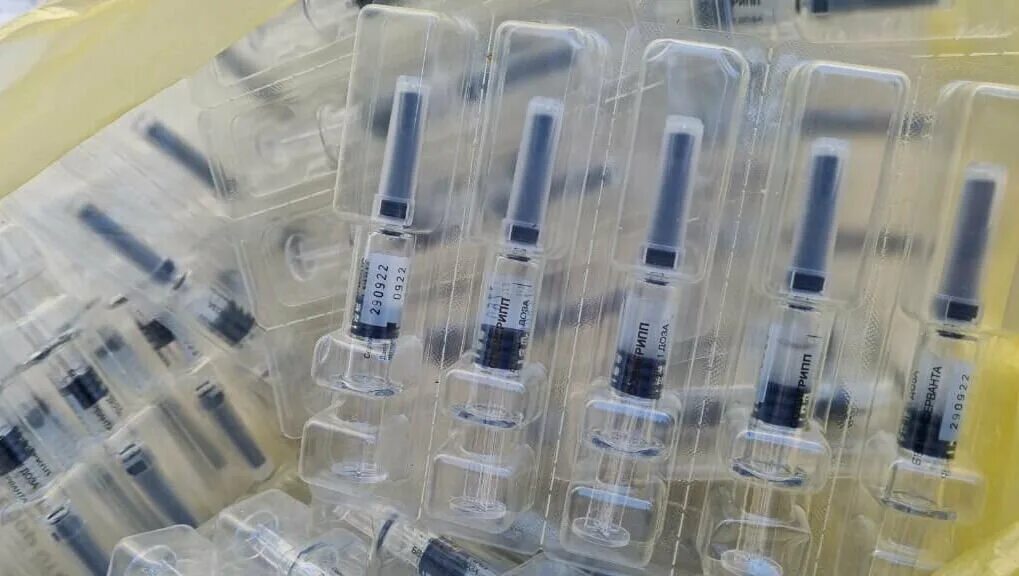 Шприц. Вакцина от Covid-19. Вакцина от гриппа фото Ижевск. Выбросили вакцины от гриппа Совигрипп.