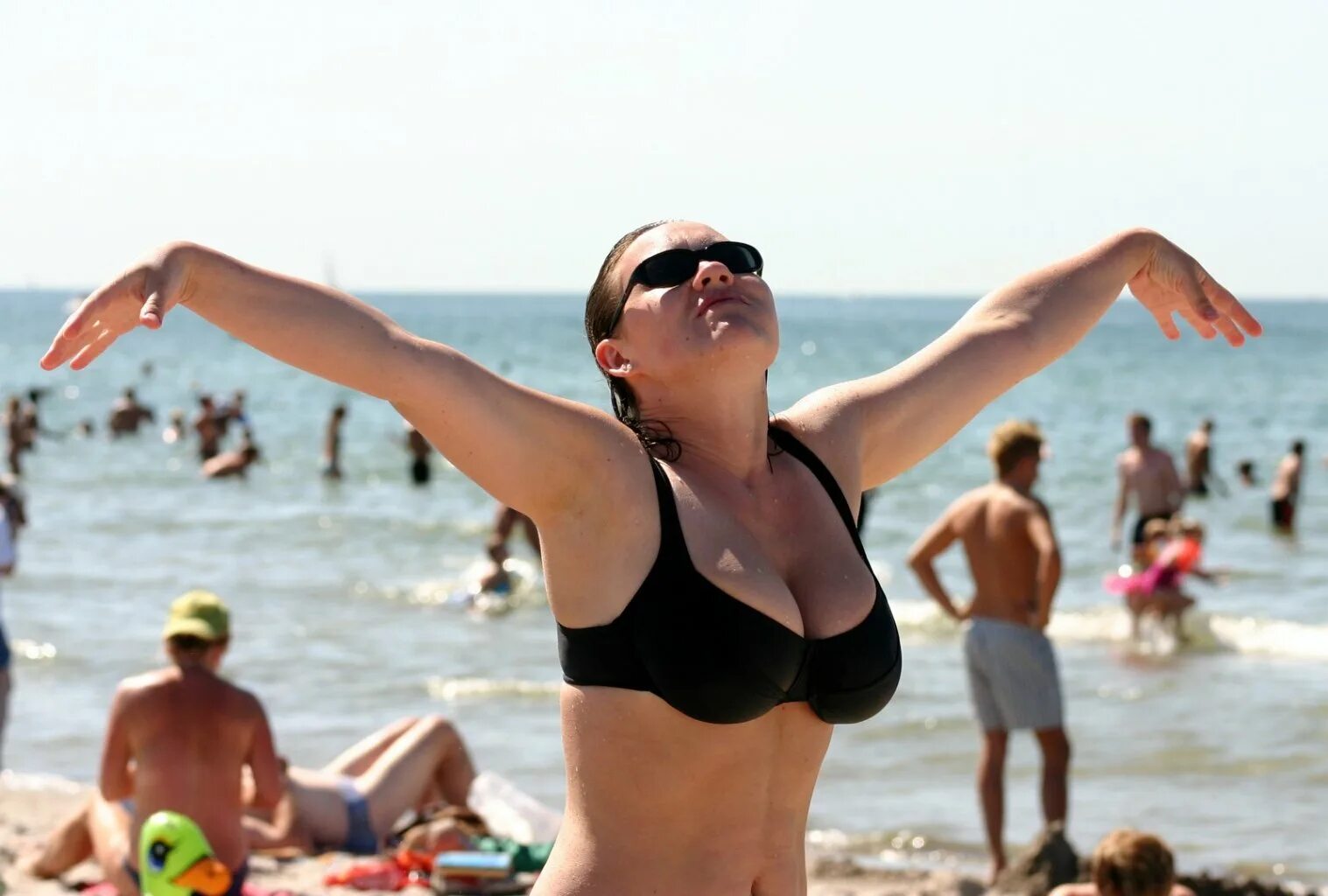 Женщины на пляже. Российские туристы на пляже. Отдыхающие на пляже. Женщины на российских пляжах. Ленка на море