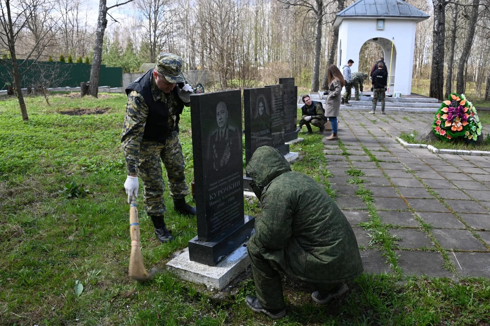 Ризское Вяземский район. Братские могилы Ризское Вяземский район. Поисковый отряд в Вязьме. Поисковый отряд СКР. Погода вяземский на 10