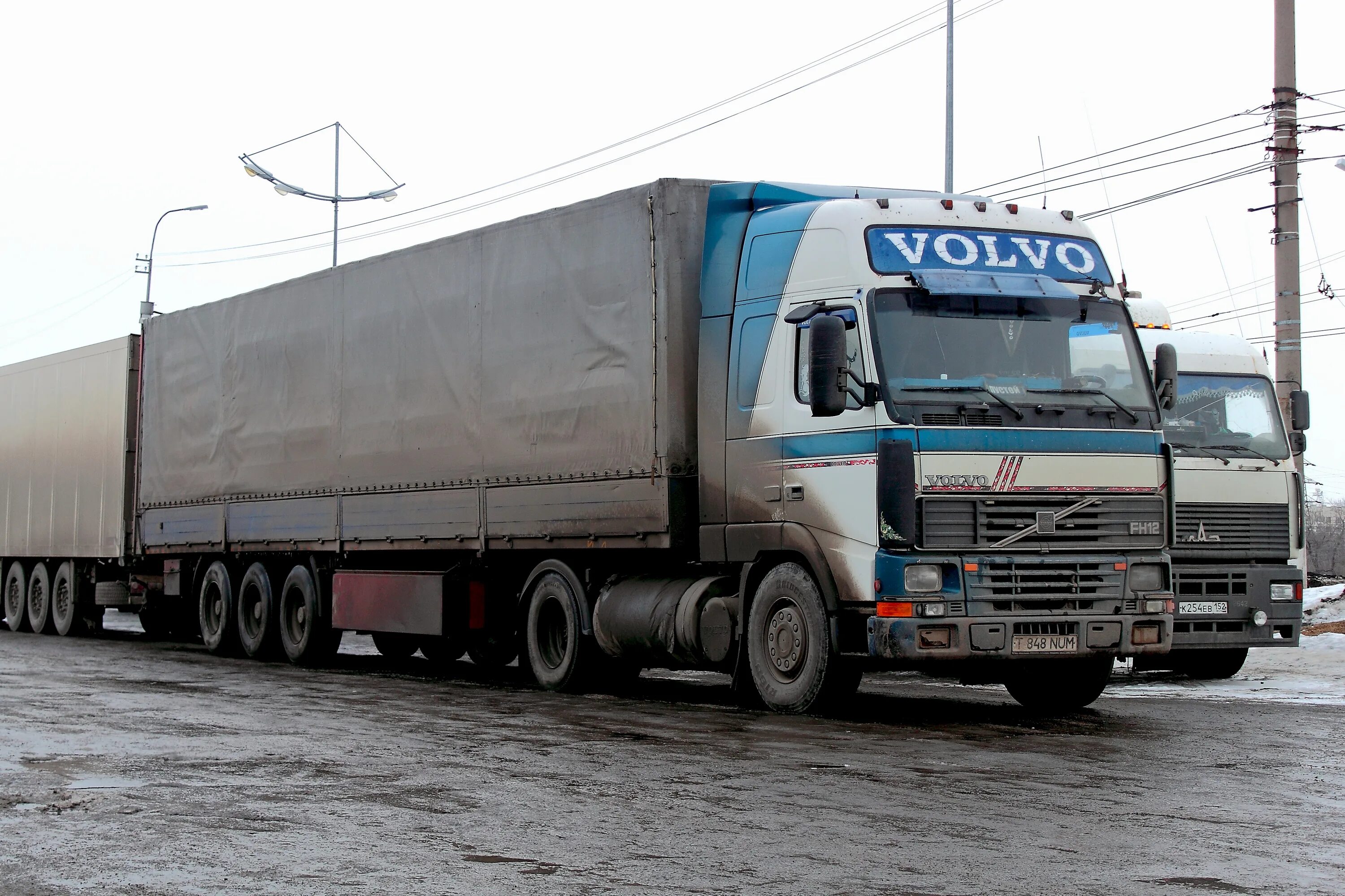 Автопоезд вольво. Вольво FH сцепка 2000. Volvo fh12 420. Автопоезд «Volvo-fh12». Volvo fh12 2000 сцепка.