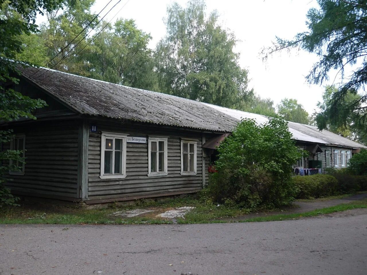Партизанская 93а хабаровск. Дома барачного типа. Екатеринбург бараки эльмаш. Барак жилище. Одноэтажный барак деревянный.