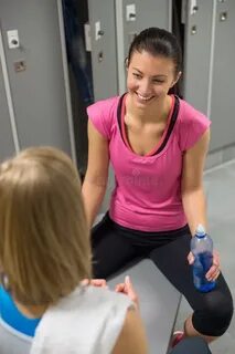 Девушки в раздевалках фитнеса