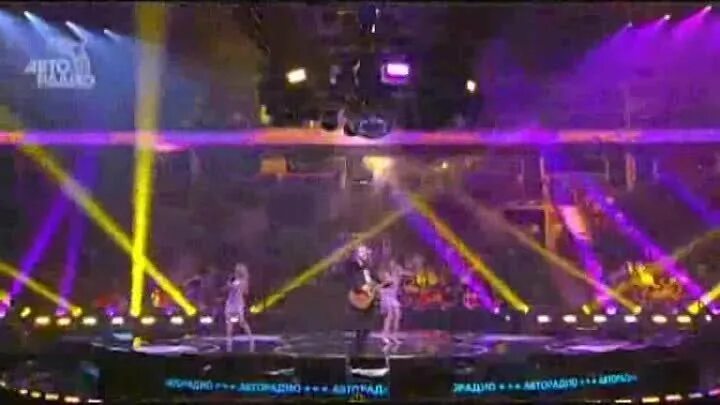 Концерт восьмидесятых. Концерт восьмидесятых. Фестиваль авторадио дискотека 80-х 2022. Концерт авторадио дискотека 80-х. Певец на сцене.