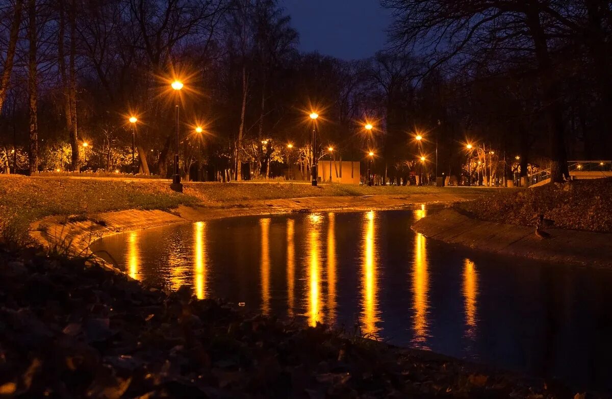 Ночной парк Гагарина Самара. Парк Гагарина Самара ночью. Самара Гагаринский парк вечером. Гагаринский парк Симферополь. Улица ночью весной