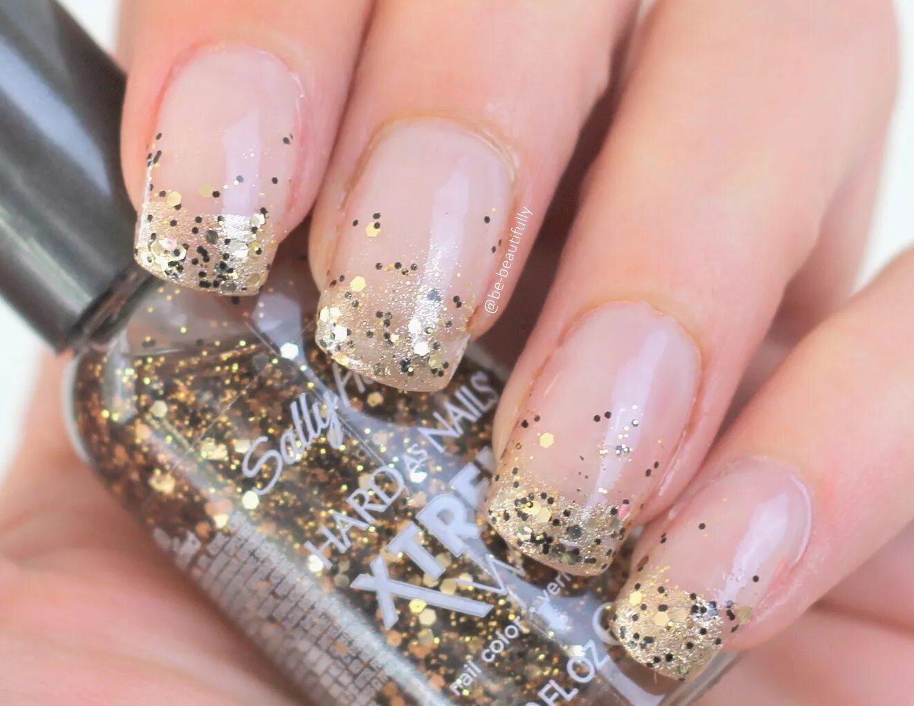 лак на кончиках ногтей. ногти с блестками. прозрачные ногти с блестками. френч блестки растяжка. маникюр растяжка блестками.