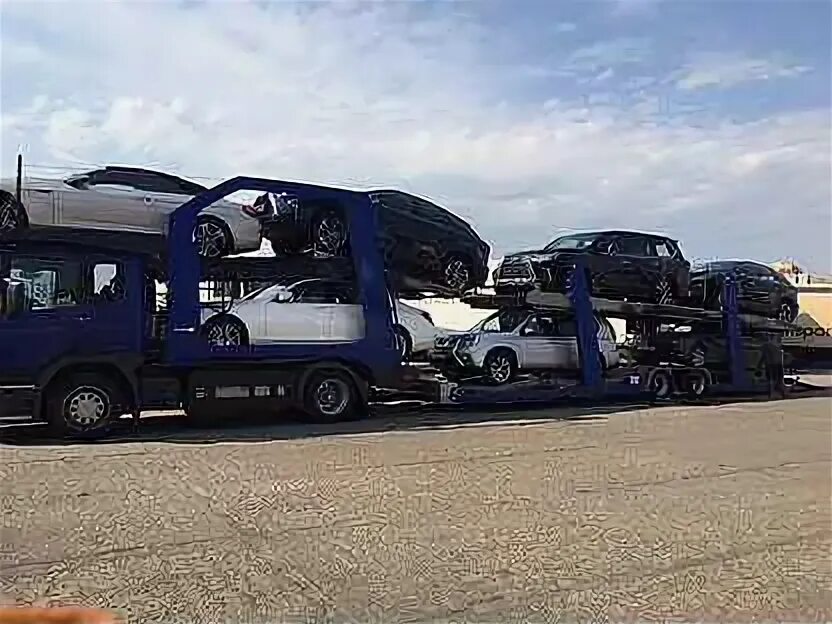 Вагон автовоз. Автовозы в дагестане. Автовозы в ростове на дону. Автовоз с белыми грантами. Автовоз грозный.