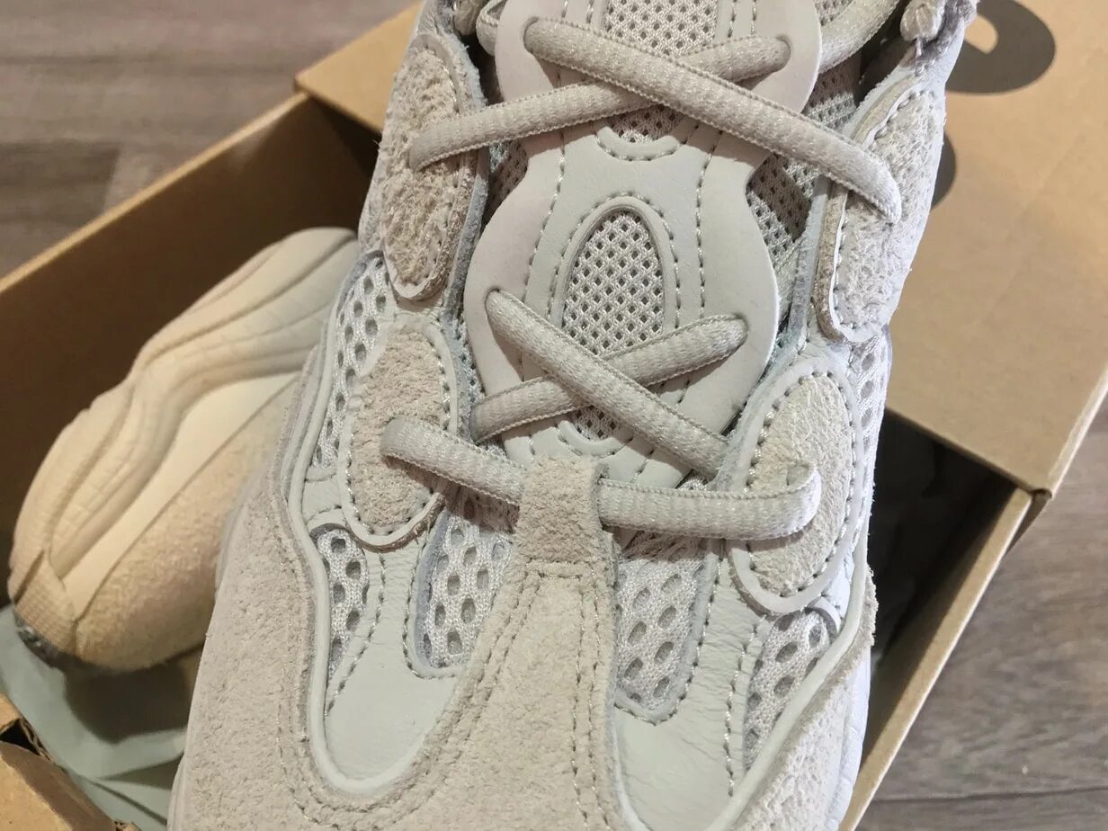 Шнуровка изи. Adidas Yeezy 500 blush. Шнуровка adidas Yeezy 700. Adidas Yeezy 500 шнуровка. Yeezy 500 рефлектив.