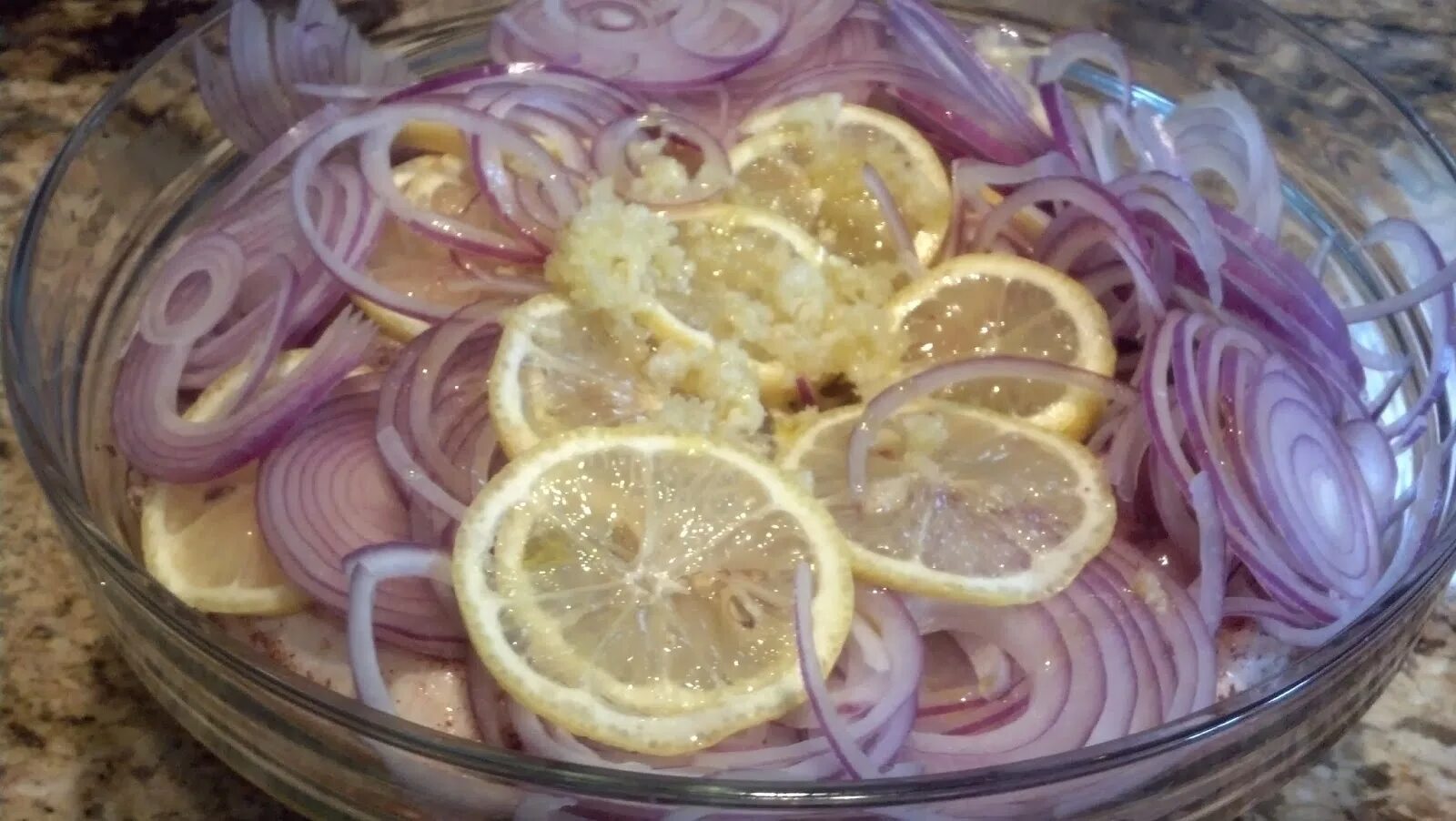 Как правильно замариновать вкусно лук. Лук полукольцами маринованный. лук маринованный в лимонном соке. маринованный лук в уксусе. маринованный лук с кипятком.