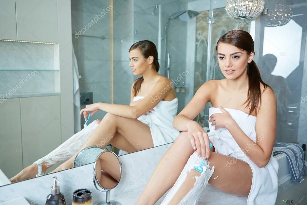 Девушка в ванной с бритвой. Малена морган фотосессия. Девушка с бритыми ногами. Девушка подмывается. Бритье ног.