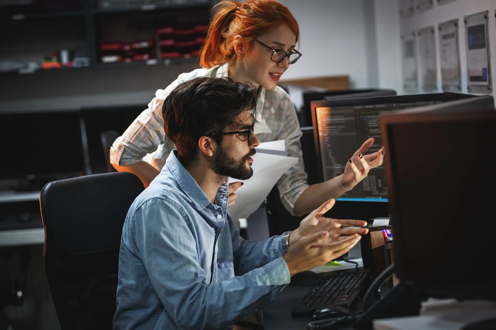 Человек с ноутбуком. Каждый второй программист. Программирование. Программист. Программисты.