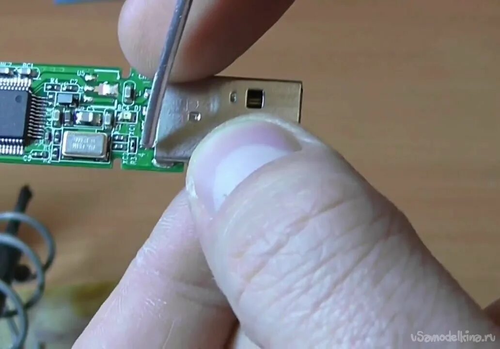 Флешка в разборе. USB флешка разобранная. Плату самодельщик флешка. Механические повреждения флешки.