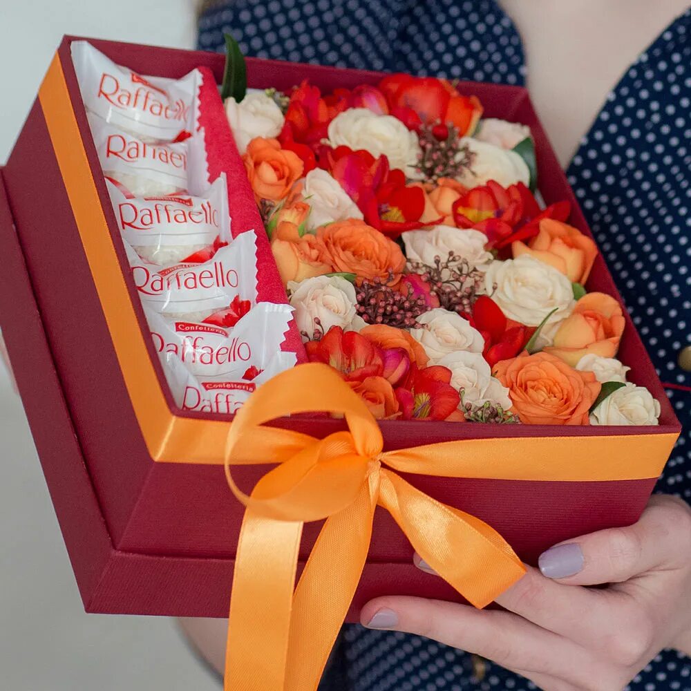 Подарки по цветам. Раскладывающиеся подарочные коробки со сладостями. Коробки с Рафаэлло и цветами. Подарок из цветов и сладостей в коробке. Коробка с конфетами раскладная.