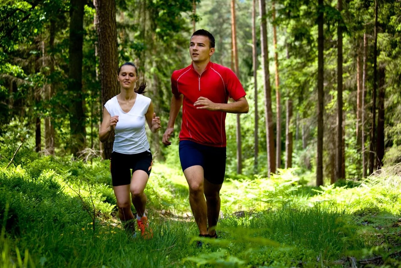 Спорт на природе. Занятие спортом. Занятие спортом на природе. Прогулка на природе. Young people and sport