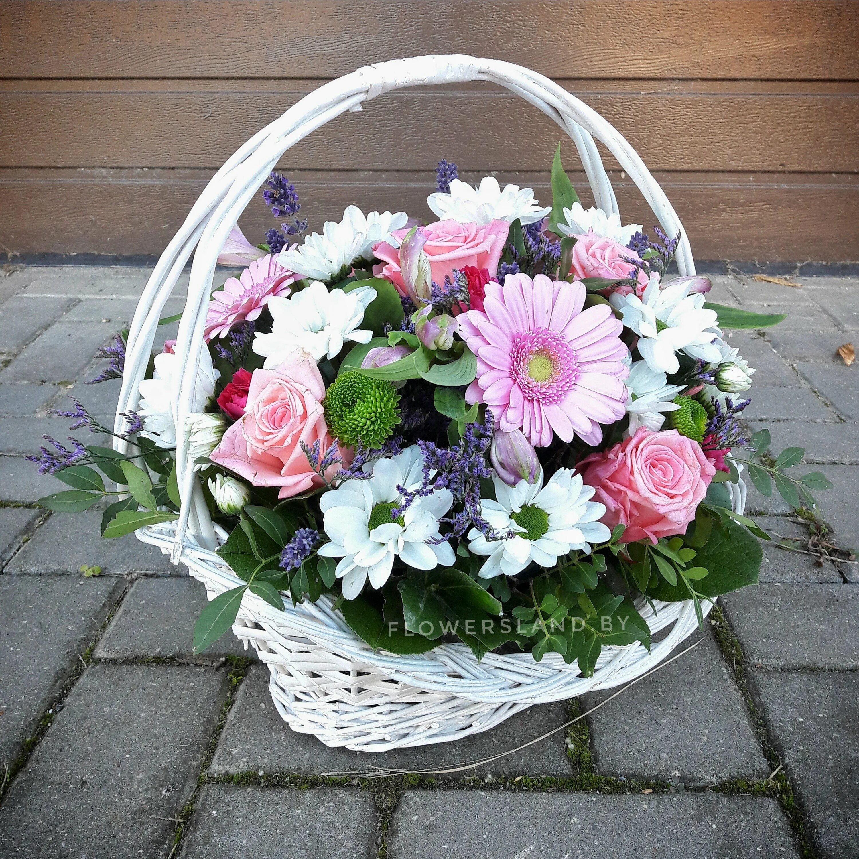 Корзинка с цветами. Корзиночка с цветами. Корзина с цветами. Корзиночка с цветами. Цветочная композиция в корзинке.