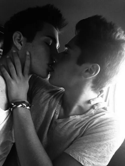 Поцелуй парней. Поцелуй двух мужчин. Поцелуй мальчиков. Парень с парнем. Красиво отсосал другу