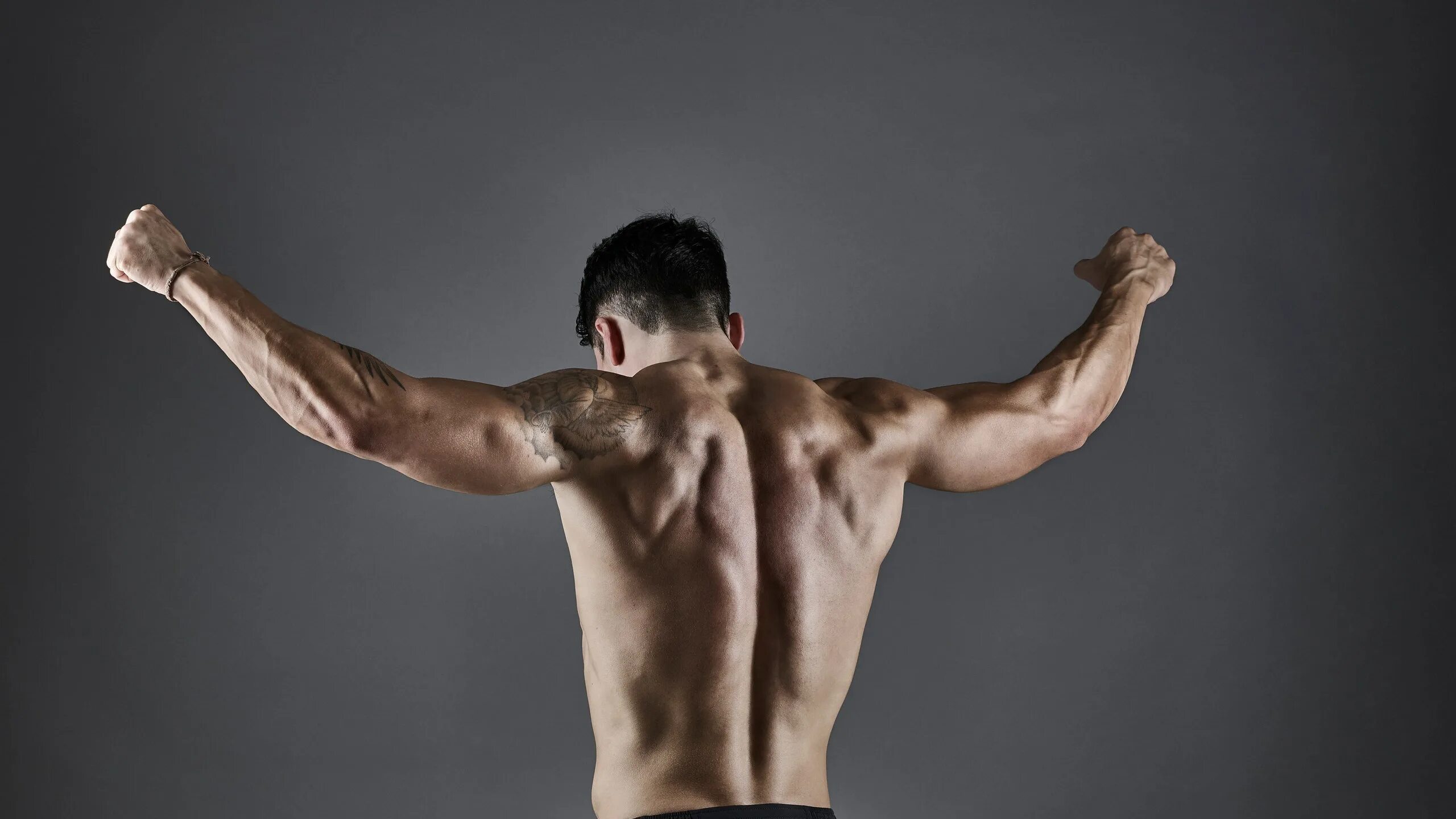 Дэб жест. Мужчина с поднятыми руками. Парень с поднятыми руками. Молодые люди с поднятыми руками. Man back view.