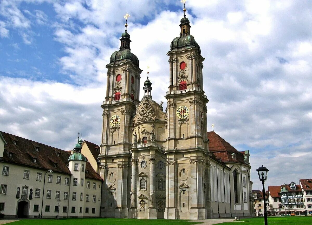 Самый крупный монастырь в европе. Монастырь Святого Галла. Монастырь св. Галла (Санкт-Галлен). Монастырь Святого Галла в Швейцарии. Библиотека монастыря Святого Галла в Швейцарии.
