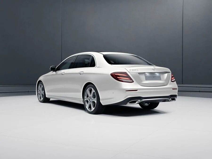 Mercedes e350 4matic. Mercedes benz e class e350. Мерседес е 4 matic. Мерседес е350 4 матик. Мерседес е 350 4 matic.