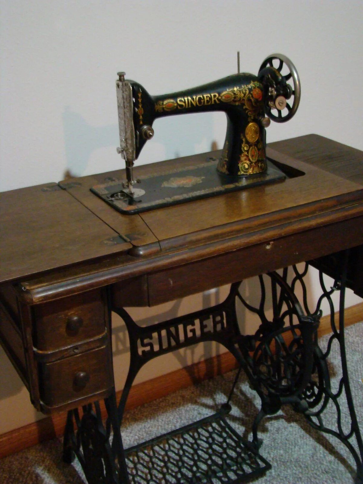 Швейная машинка Зингер 1851. Швейная машинка Зингер 1895г. Педаль швейной машинки Зингер. Зингер 306 ножная. Швейная машинка зингер видео